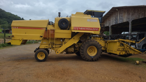 Colheitadeira New Holland NH 8055