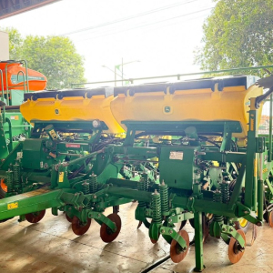 Plantadeira John Deere ano 2021 com 08 linhas de 0,50 cm.