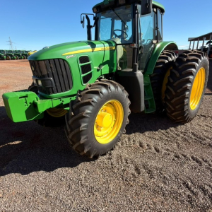 Trator John Deere 6205J